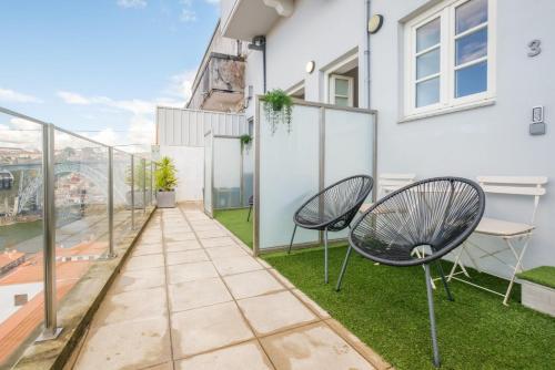 un balcone di una casa con due sedie e un tavolo di GuestReady - Port Studio 3 a Vila Nova de Gaia