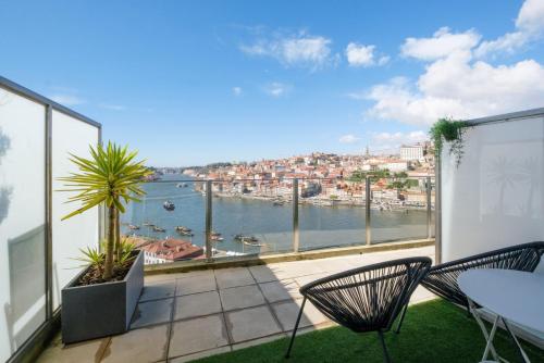 balcone con sedie e vista sull'acqua di GuestReady - Port Studio 3 a Vila Nova de Gaia