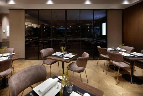 a restaurant with tables and chairs in a room at HCC St. Moritz in Barcelona