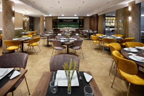 a restaurant with tables and chairs and a bar at HCC St. Moritz in Barcelona