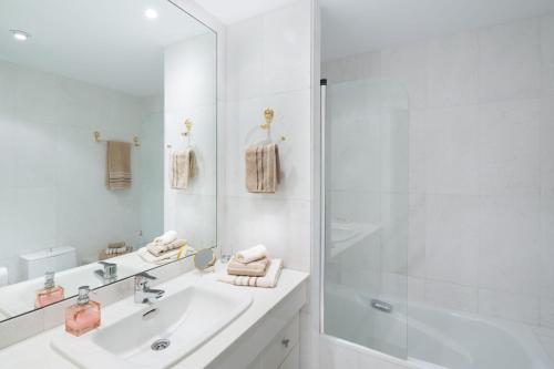 Luxury 5* 3 beds apartment in Playas del Duque, Puerto Banus Marbella