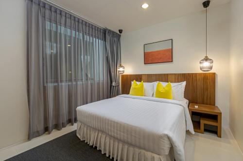 Ένα ή περισσότερα κρεβάτια σε δωμάτιο στο 3BR Suite Surin Beach Phuket - Near 2 beaches