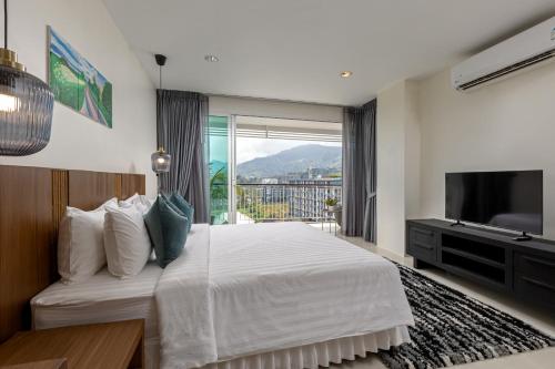 Ένα ή περισσότερα κρεβάτια σε δωμάτιο στο 3BR Suite Surin Beach Phuket - Near 2 beaches