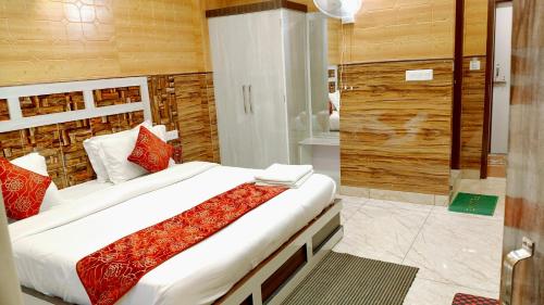 a bedroom with a large bed and a shower at Srishti Nikunj Home Stay in Shogi