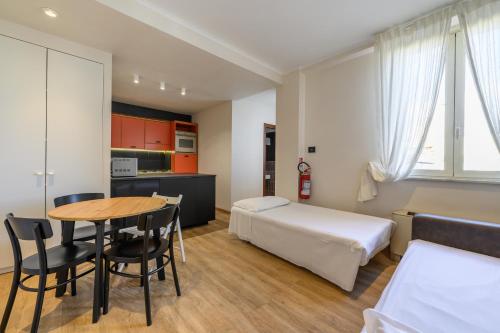 pokój hotelowy z łóżkiem, stołem i krzesłami w obiekcie Crosti Apartments w Rzymie