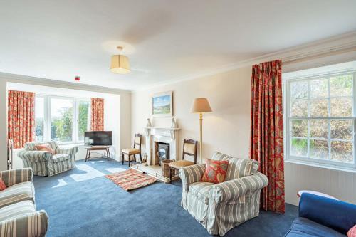 ゲートハウス・オブ・フリートにあるOrnockenoch Houseの2つのソファと暖炉のあるリビングルーム