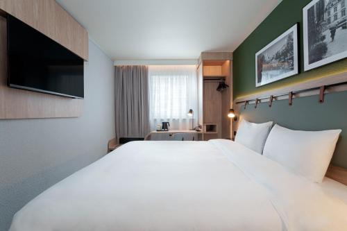 Postel nebo postele na pokoji v ubytování Campanile Paris Ouest - Nanterre - La Défense