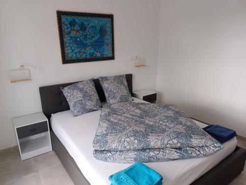 une chambre avec un lit et un tableau au mur dans l'établissement Luminosa, à Vaison-la-Romaine