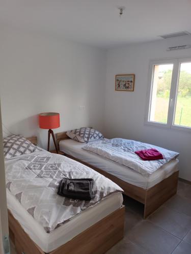 deux lits jumeaux dans une chambre avec fenêtre dans l'établissement Luminosa, à Vaison-la-Romaine