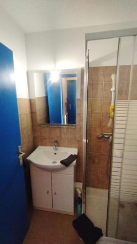 une salle de bain avec un lavabo et une douche dans l'établissement Studio 5' plage wifi parking, à Vallauris