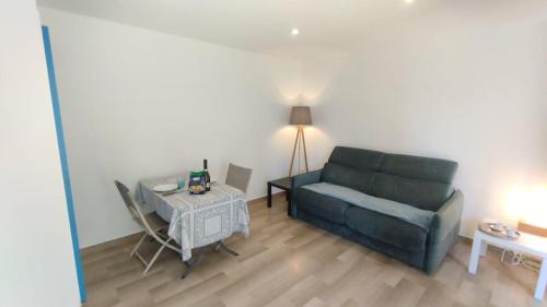 un salon avec un canapé et une table dans l'établissement Studio 5' plage wifi parking, à Vallauris
