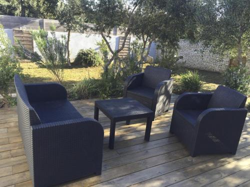 2 chaises, une table et 2 chaises sur une terrasse dans l'établissement Mini-villa 1, à Bonifacio