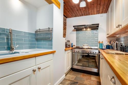 Kuchyň nebo kuchyňský kout v ubytování Honeybee Cottage