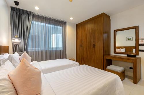 Ένα ή περισσότερα κρεβάτια σε δωμάτιο στο 3BR Suite Surin Beach Phuket - Near 2 beaches