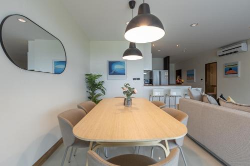 Η κουζίνα ή μικρή κουζίνα στο 3BR Suite Surin Beach Phuket - Near 2 beaches