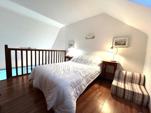 une chambre avec un lit et un balcon dans l'établissement Apt 4 pers - Magnifique vue mer - Terrasse - 50 m de la plage - Bleuenn, à Le Fort-Bloqué