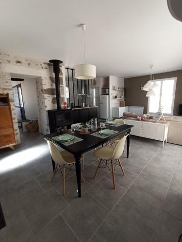 une cuisine et une salle à manger avec une table et des chaises dans l'établissement Maison au calme à la campagne PERIGNY HOUSE, à Périgny-la-Rose