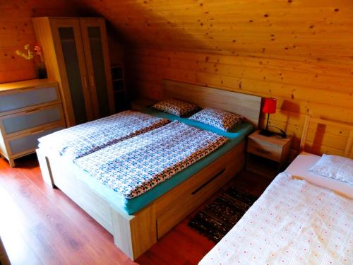 Postel nebo postele na pokoji v ubytování Zrub Alpinus