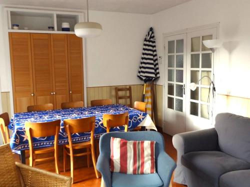 une salle à manger avec une table et des chaises dans l'établissement Grande maison familiale à 200m de la plage avec jardin et WIFI à Trégastel - FR-1-368-457, à Trégastel