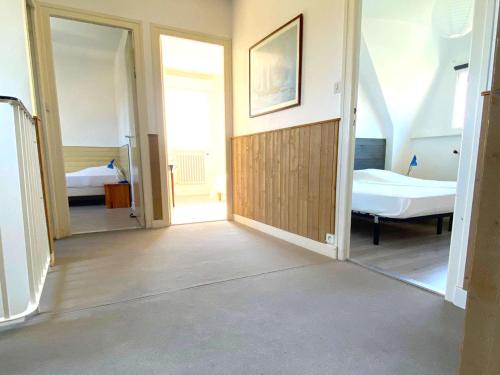 une pièce avec une porte menant à une chambre dans l'établissement Grande maison familiale à 200m de la plage avec jardin et WIFI à Trégastel - FR-1-368-457, à Trégastel