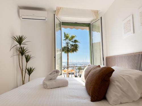 une chambre avec un lit avec vue sur l'océan dans l'établissement 5A - APARTMENT FACING PORT & Town Hall, à Cannes
