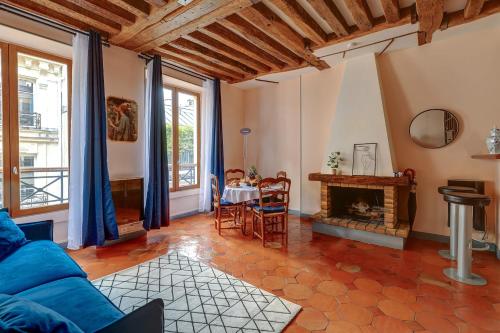 un salon avec un canapé et une cheminée dans l'établissement BnBNova - 1BR - The Heart of Le Marais, à Paris