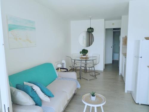 un salon avec un canapé et une table dans l'établissement Cap esterel Agay studio, à Saint-Raphaël