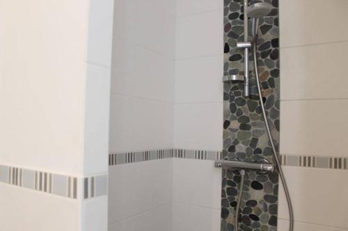 une douche avec une porte vitrée dans une salle de bain dans l'établissement Maison 4 pièces- 6 couchages- Saint-Denis d'Oléron SDO000-070, à Saint-Denis-dʼOléron