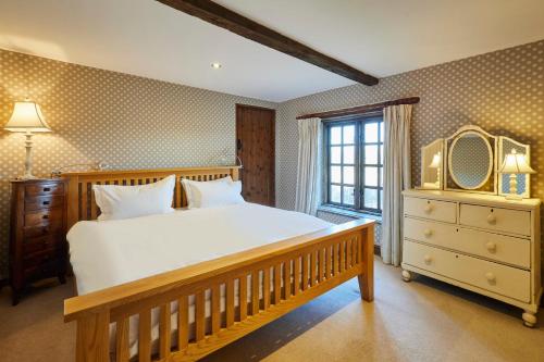 Ένα ή περισσότερα κρεβάτια σε δωμάτιο στο Host & Stay - Tregaer Mill Barn