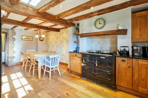 Η κουζίνα ή μικρή κουζίνα στο Host & Stay - Tregaer Mill Barn
