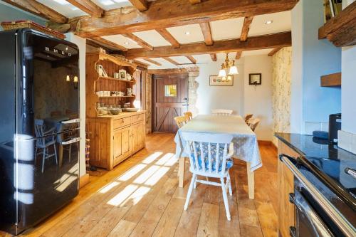 Η κουζίνα ή μικρή κουζίνα στο Host & Stay - Tregaer Mill Barn