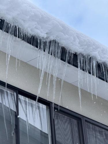 a icicle hanging from the roof of a building at 自然体験と石窯のある古民家民泊アジールAsyl in Hirosaki