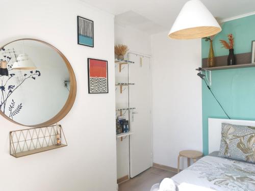 une chambre avec un miroir et un lit dans l'établissement Charm & comfort à Montmartre, à Paris