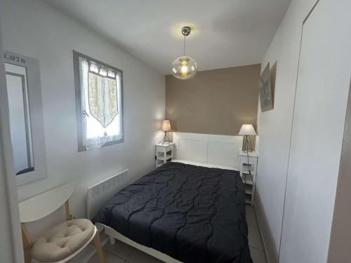 une petite chambre avec un lit et une fenêtre dans l'établissement Appartement 2 pièces avec balcon et parking privé - FR-1-224B-71, à Noirmoutier-en-l'lle