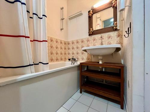 une salle de bain avec un lavabo, une baignoire et un miroir dans l'établissement Studio avec Mezzanine au Centre-Village, 100m de Navette Ski, 4 Pers., Équipé et Confortable - FR-1-624-58, à Samoëns