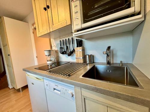 une cuisine avec un évier et un plan de travail dans l'établissement Studio avec Mezzanine au Centre-Village, 100m de Navette Ski, 4 Pers., Équipé et Confortable - FR-1-624-58, à Samoëns