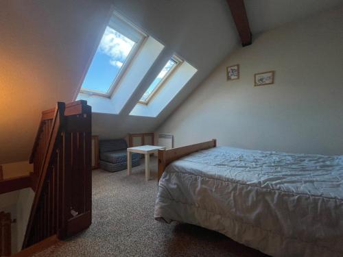- une chambre mansardée avec un lit et 2 fenêtres dans l'établissement Studio avec Mezzanine au Centre-Village, 100m de Navette Ski, 4 Pers., Équipé et Confortable - FR-1-624-58, à Samoëns