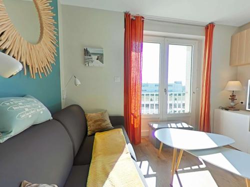 un salon avec un canapé et une table dans l'établissement Appartement rénové, 4 couchages, proche commerces et plage, avec jardin et services inclus. - FR-1-224-782, à Saint-Gilles-Croix-de-Vie