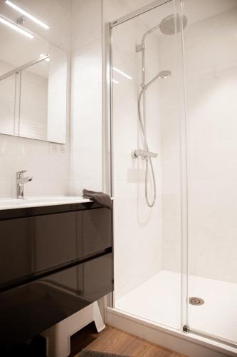 une salle de bain avec douche et lavabo dans l'établissement Appartement Standing proche gare, plage et commerce, à La Baule