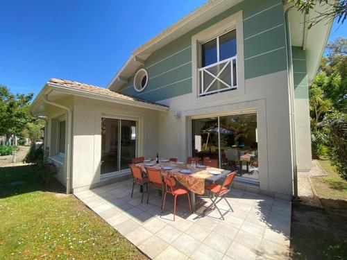 Photo de la galerie de l'établissement Maison spacieuse au calme avec beau jardin arboré, à Capbreton