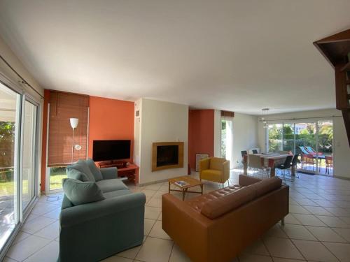 Photo de la galerie de l'établissement Maison spacieuse au calme avec beau jardin arboré, à Capbreton