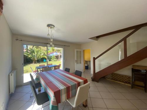 Photo de la galerie de l'établissement Maison spacieuse au calme avec beau jardin arboré, à Capbreton