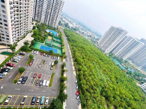 Gò CôngにあるNhat Ha Friendly Group Homestayの都市の駐車場の航空写真