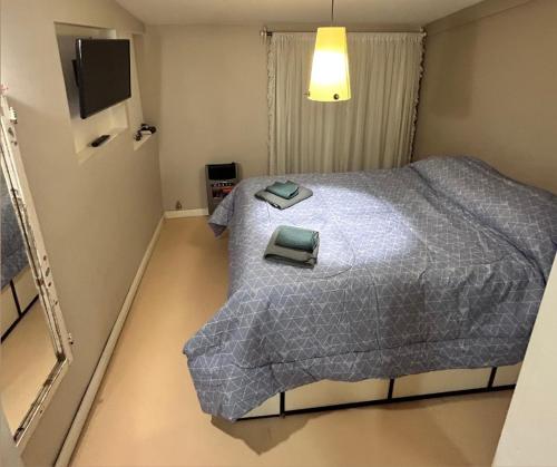 une chambre avec un lit avec deux serviettes dessus dans l'établissement La Bisalta, à Río Grande