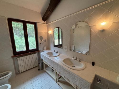 Ένα μπάνιο στο Charming Villa with Panoramic Pool by Host Hero