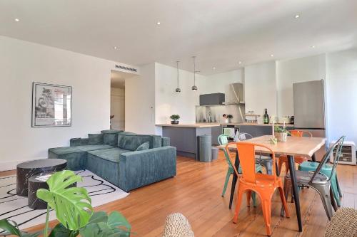 une cuisine et un salon avec une table et un canapé dans l'établissement Escape and Charm in La Croix-Rousse Stunning One-Bedroom Apartment for an, à Lyon