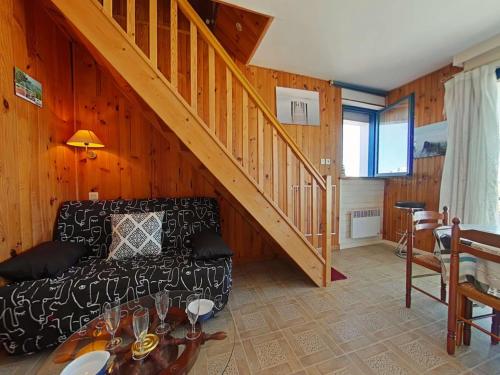 un salon avec un canapé et un escalier dans l'établissement Appartement cosy avec 1 chambre - 4 couchages à Noirmoutier, proche du port et de la plage - FR-1-224B-207, à Noirmoutier-en-l'lle