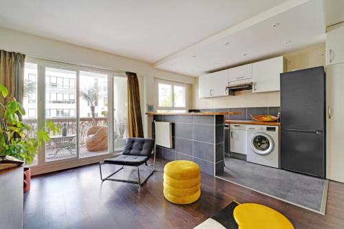 une cuisine avec une table et une chaise dans une pièce dans l'établissement 2P cosy avec terrasse à Neuilly - proche La Défense, à Neuilly-sur-Seine