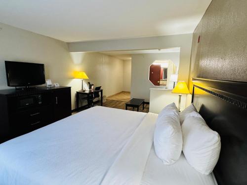 Ένα ή περισσότερα κρεβάτια σε δωμάτιο στο Econo Lodge Inn & Suites Monroe