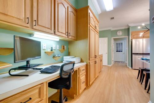 Kuchyň nebo kuchyňský kout v ubytování Chic Home with Club Access Near Bay St Louis!
